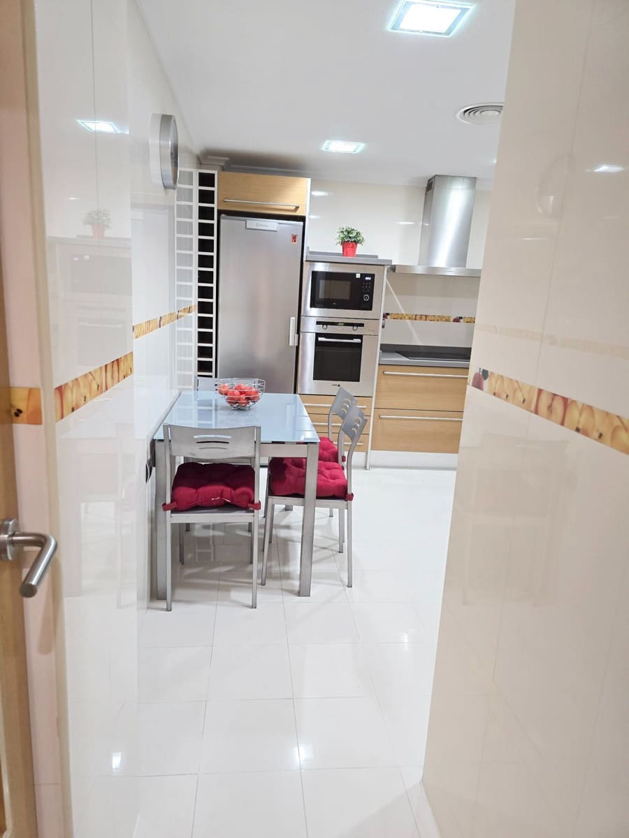 Appartement de 3 chambres à louer à Torrevieja - 850 € (Ref: 9676728)