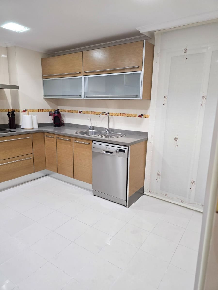 Appartement de 3 chambres à louer à Torrevieja - 850 € (Ref: 9676728)