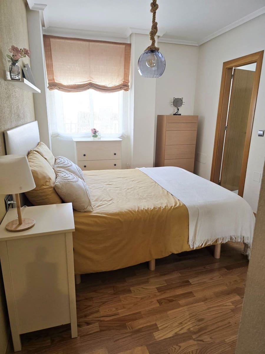 Appartement de 3 chambres à louer à Torrevieja - 850 € (Ref: 9676728)