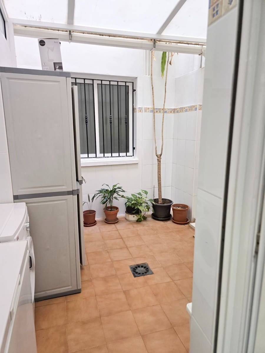 Appartement de 3 chambres à louer à Torrevieja - 850 € (Ref: 9676728)
