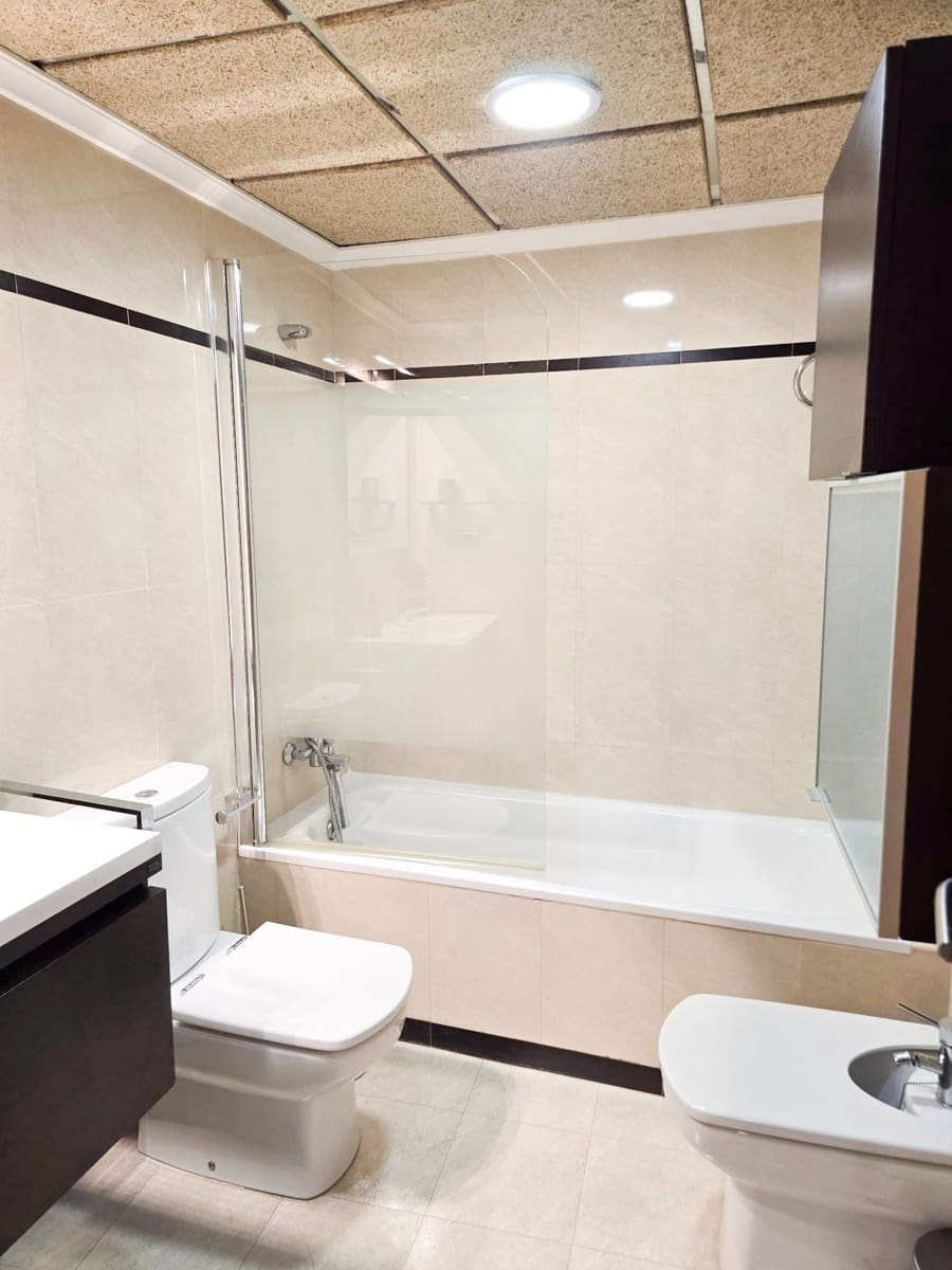 Appartement de 3 chambres à louer à Torrevieja - 850 € (Ref: 9676728)