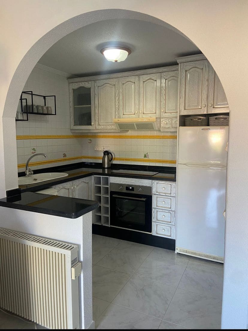 2 bedroom Villa for rent in Torrevieja with pool - € 900 (Ref: 9676729)