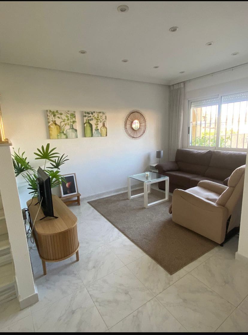 2 bedroom Villa for rent in Torrevieja with pool - € 900 (Ref: 9676729)