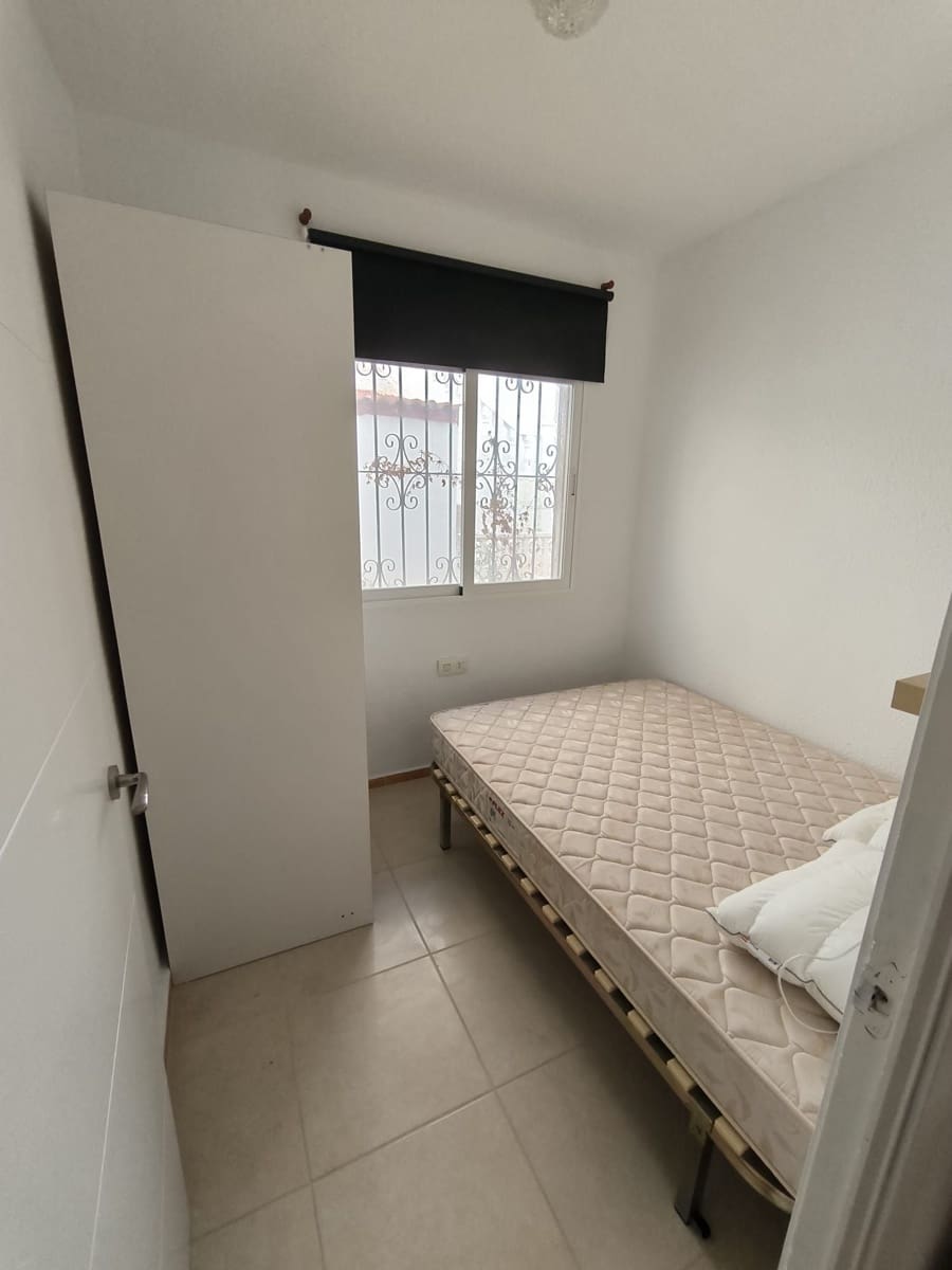 2 bedroom Flat for rent in Torrevieja - € 750 (Ref: 9700406)