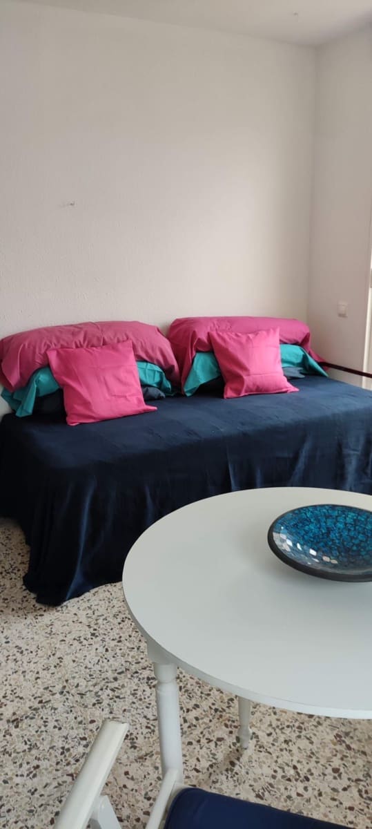 2 bedroom Penthouse for rent in Torrevieja with pool - € 850 (Ref: 9700409)