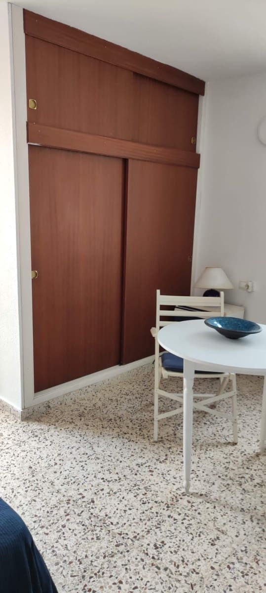 2 bedroom Penthouse for rent in Torrevieja with pool - € 850 (Ref: 9700409)