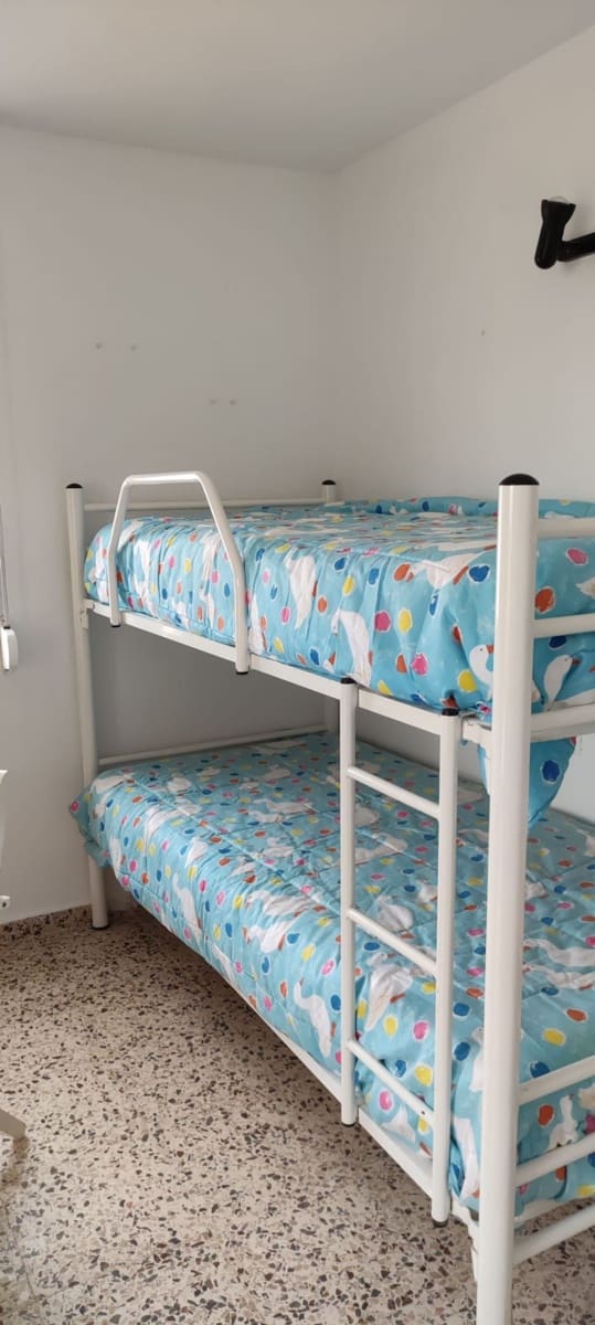 2 bedroom Penthouse for rent in Torrevieja with pool - € 850 (Ref: 9700409)