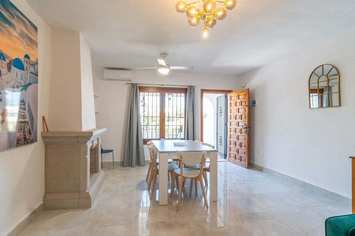 Villa/Maison Semi-Mitoyenne de 3 chambres à louer à Orihuela Costa avec piscine - 1 800 € (Ref: 9711069)