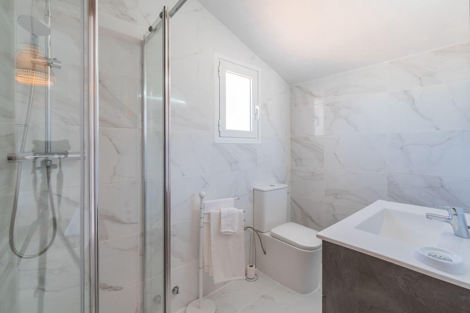 Villa/Maison Semi-Mitoyenne de 3 chambres à louer à Orihuela Costa avec piscine - 1 800 € (Ref: 9711069)