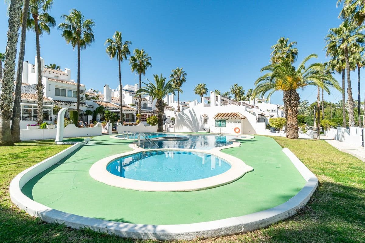 Villa/Maison Semi-Mitoyenne de 3 chambres à louer à Orihuela Costa avec piscine - 1 800 € (Ref: 9711069)