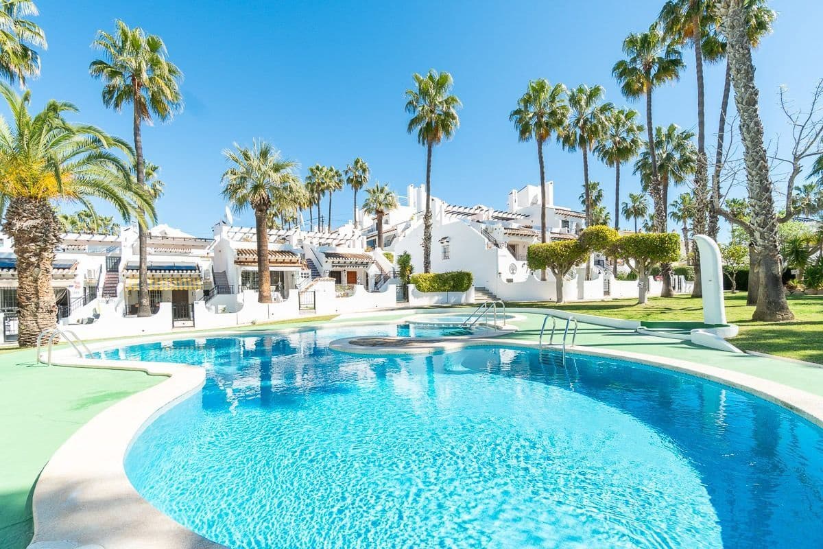 Villa/Maison Semi-Mitoyenne de 3 chambres à louer à Orihuela Costa avec piscine - 1 800 € (Ref: 9711069)