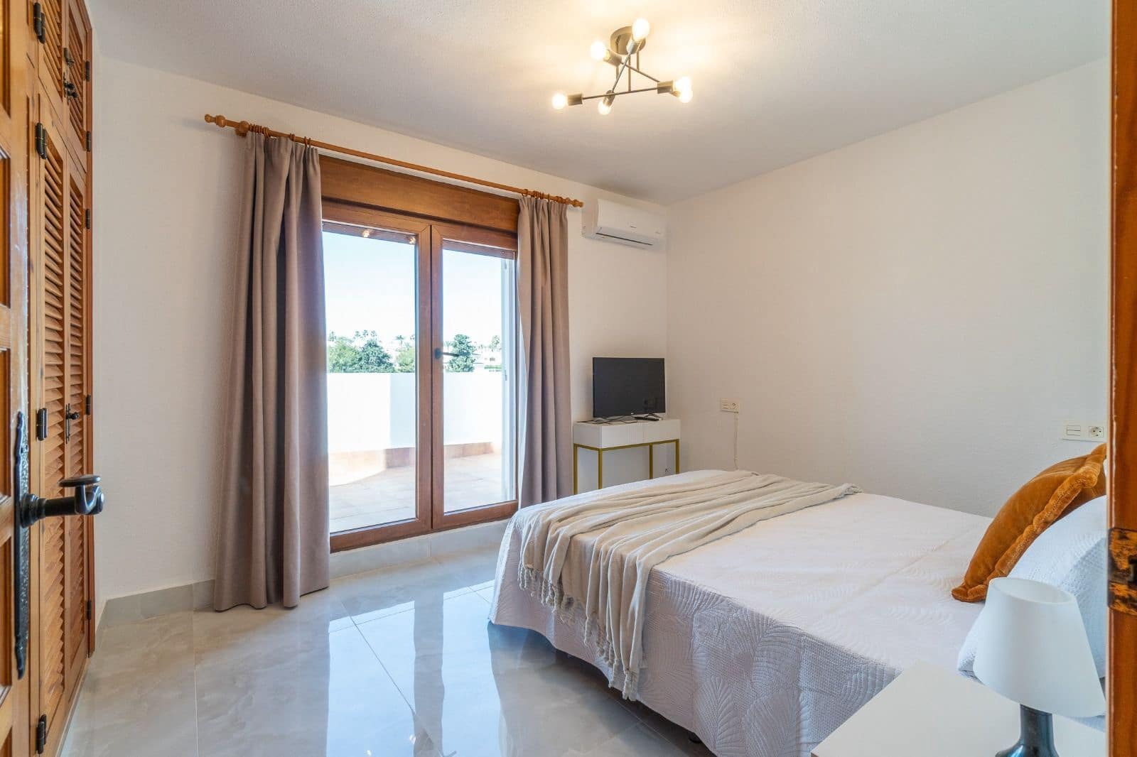 Villa/Maison Semi-Mitoyenne de 3 chambres à louer à Orihuela Costa avec piscine - 1 800 € (Ref: 9711069)