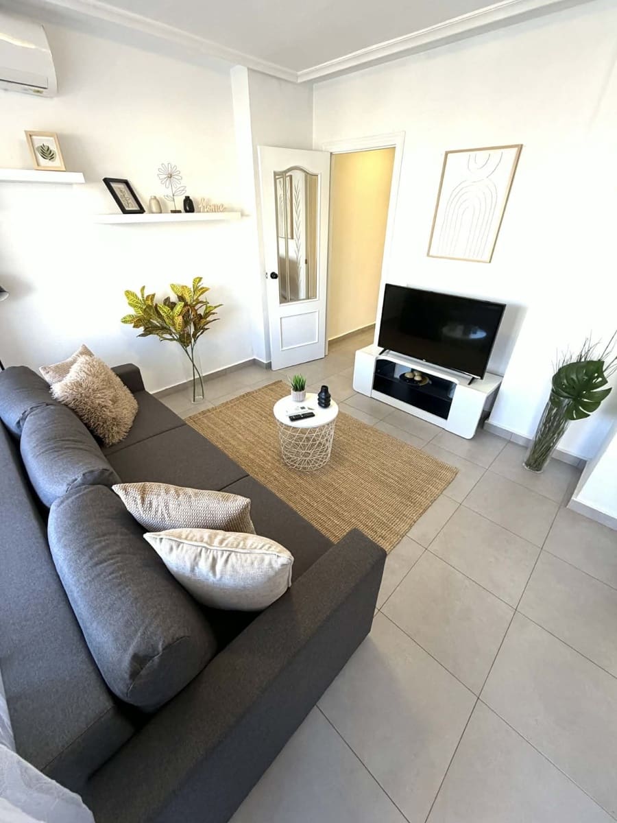 1 bedroom Penthouse for rent in Torrevieja - € 850 (Ref: 9711072)