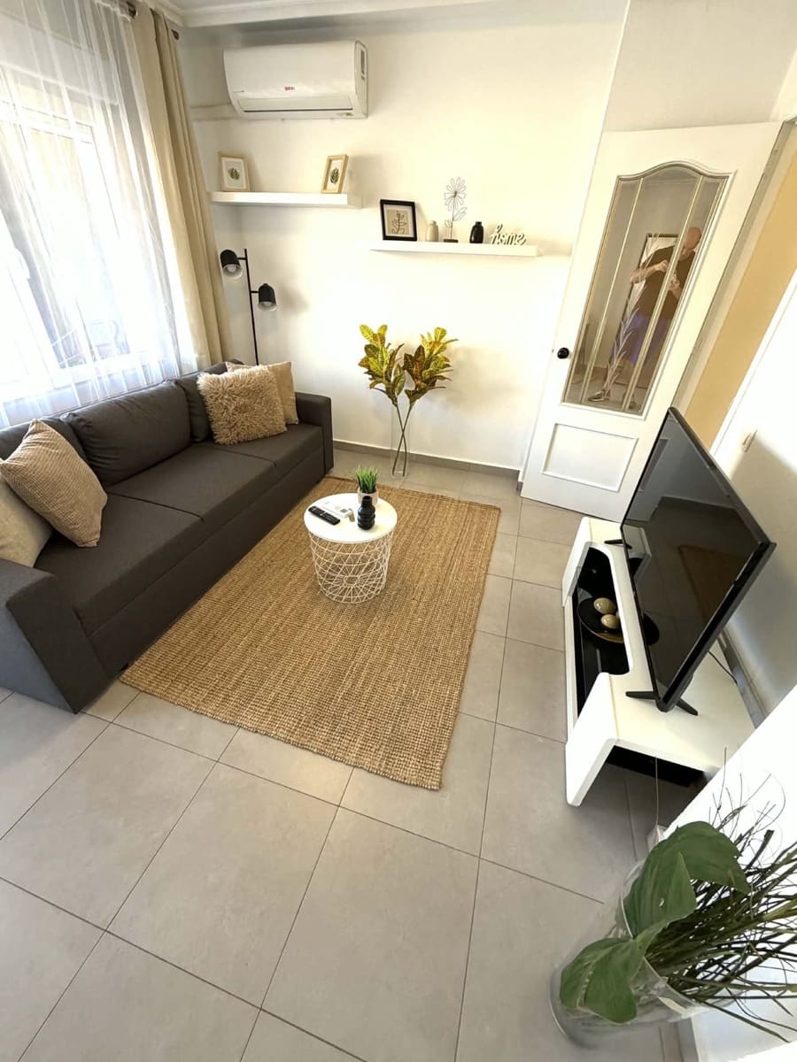 1 bedroom Penthouse for rent in Torrevieja - € 850 (Ref: 9711072)