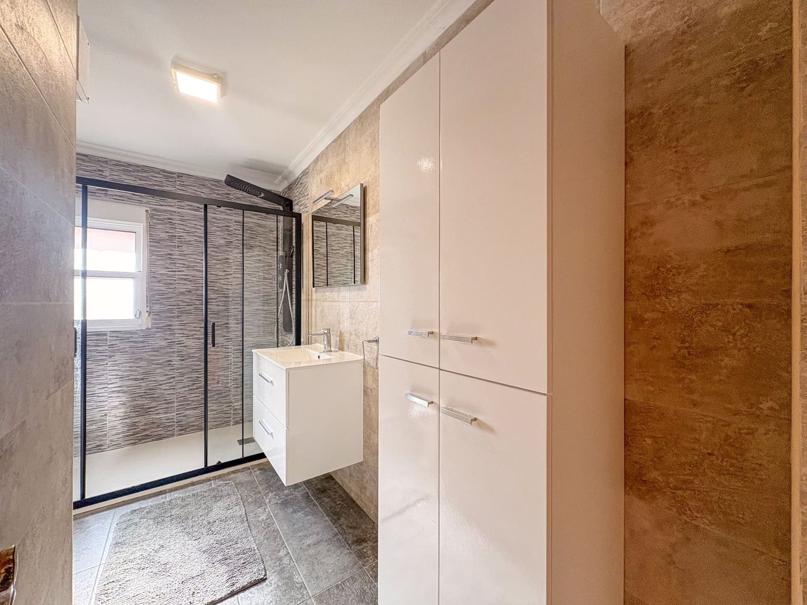 3 Zimmer Wohnung zu vermieten in Torrevieja mit Garage - 1.250 € (Ref: 9719450)