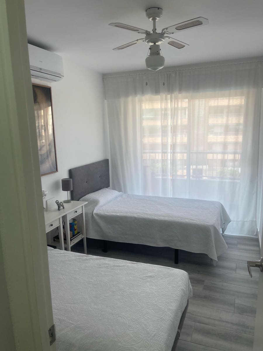 2 Zimmer Wohnung zu vermieten in Orihuela Costa mit Pool Garage - 900 € (Ref: 9719452)