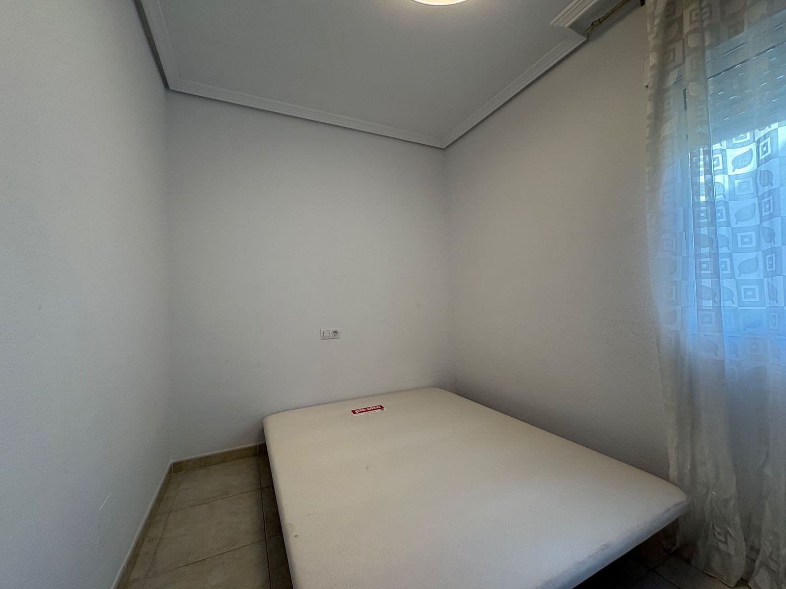 2 bedroom Penthouse for rent in Torrevieja with pool garage - € 950 (Ref: 9721064)