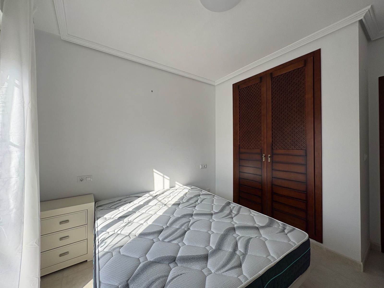 2 bedroom Penthouse for rent in Torrevieja with pool garage - € 950 (Ref: 9721064)