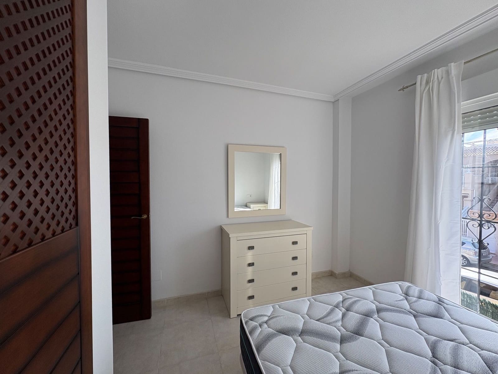 2 bedroom Penthouse for rent in Torrevieja with pool garage - € 950 (Ref: 9721064)