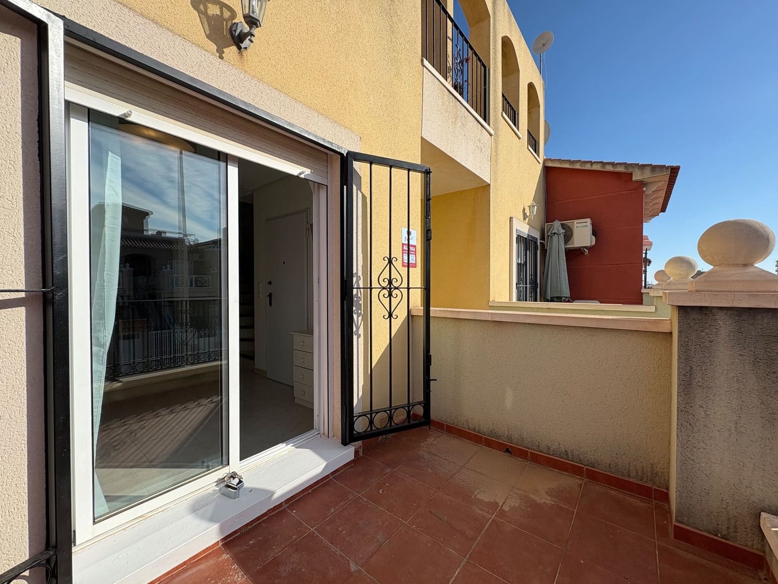 2 bedroom Penthouse for rent in Torrevieja with pool garage - € 950 (Ref: 9721064)