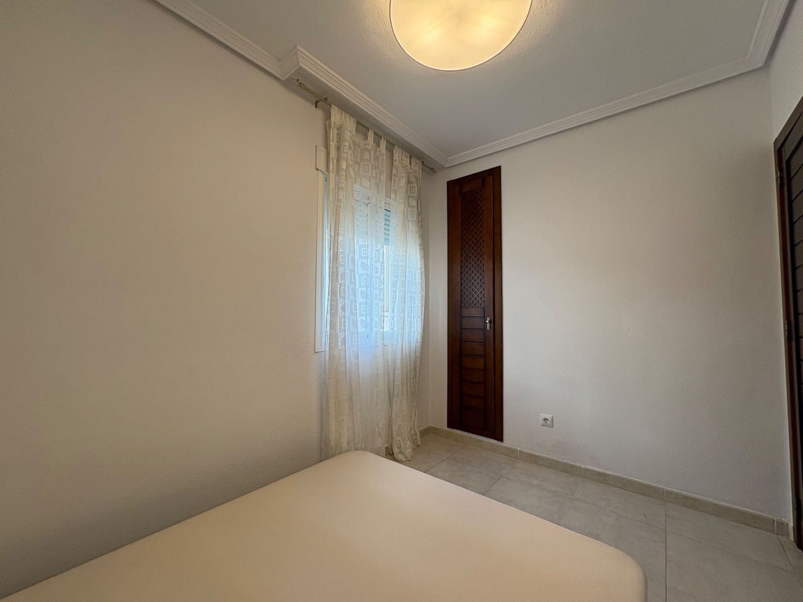 2 bedroom Penthouse for rent in Torrevieja with pool garage - € 950 (Ref: 9721064)