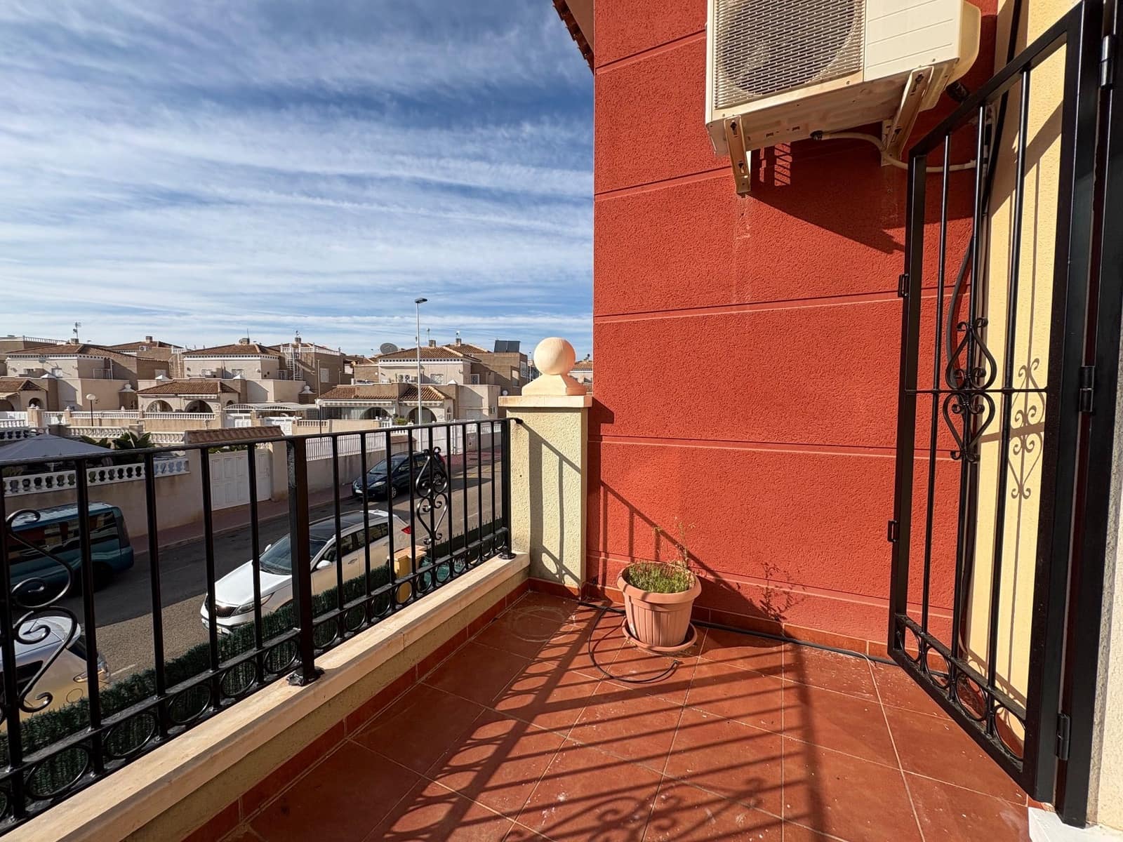 2 bedroom Penthouse for rent in Torrevieja with pool garage - € 950 (Ref: 9721064)