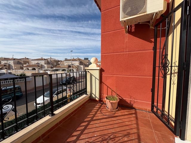 2 bedroom Penthouse for rent in Torrevieja with pool garage - € 950 (Ref: 9721064)