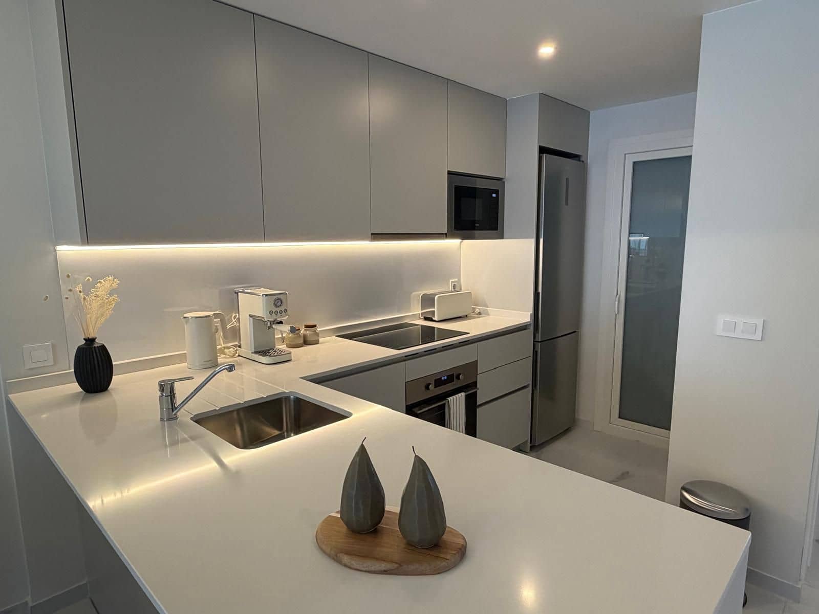 2 bedroom Flat for rent in Torrevieja with pool garage - € 2,250 (Ref: 9726310)