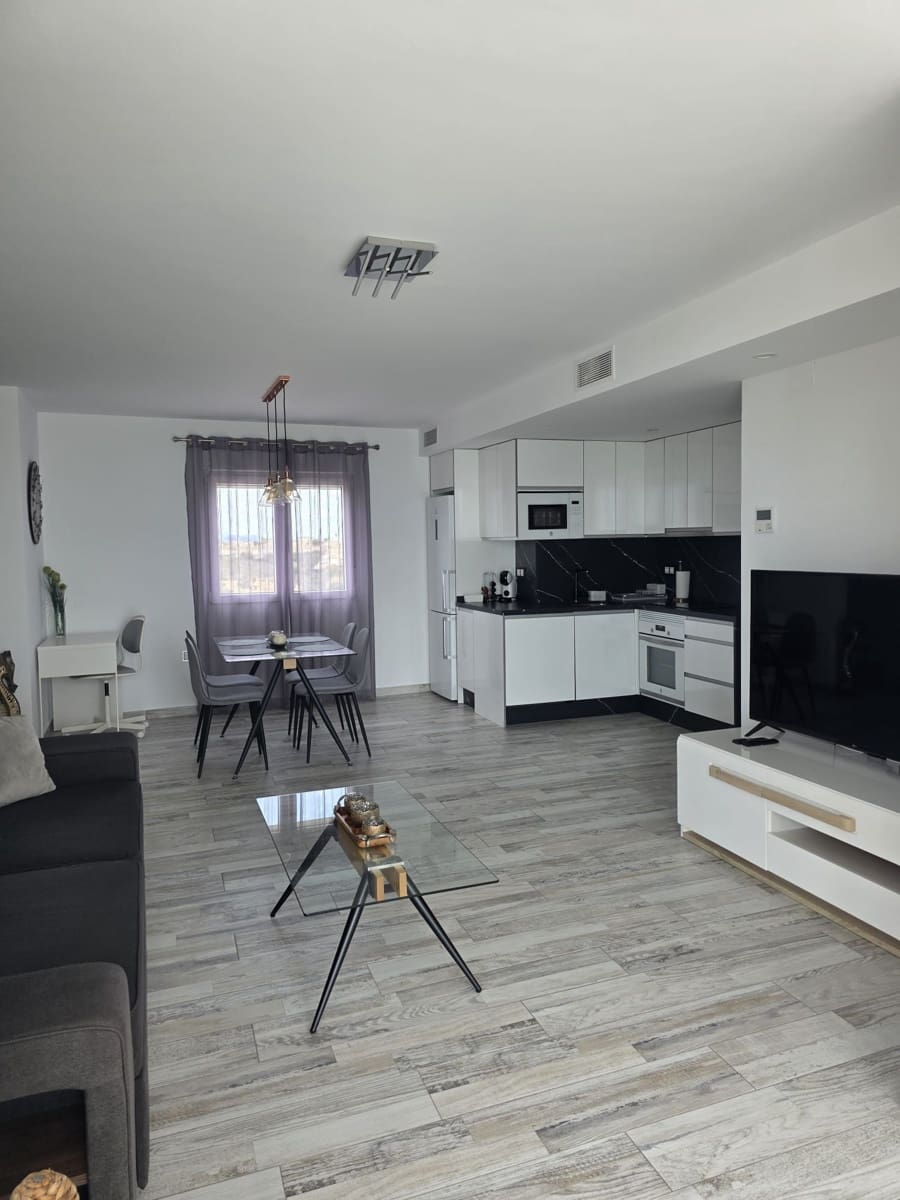 2 bedroom Flat for rent in Torrevieja - € 1,100 (Ref: 9731659)