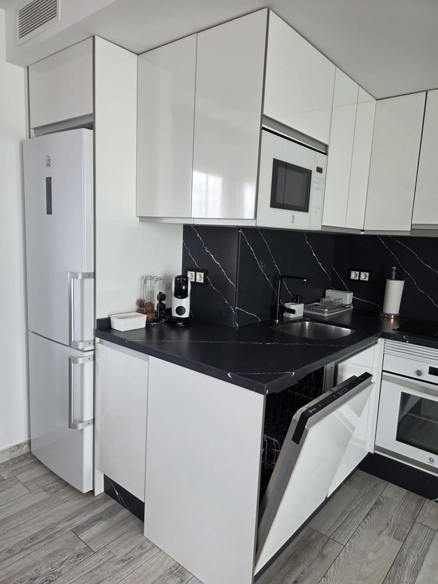 2 bedroom Flat for rent in Torrevieja - € 1,100 (Ref: 9731659)