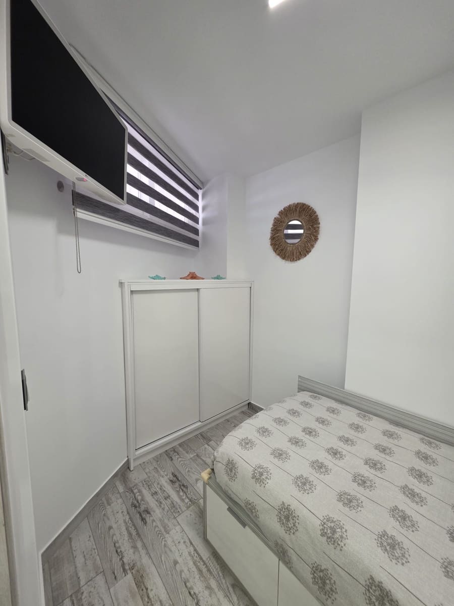 2 bedroom Flat for rent in Torrevieja - € 1,100 (Ref: 9731659)