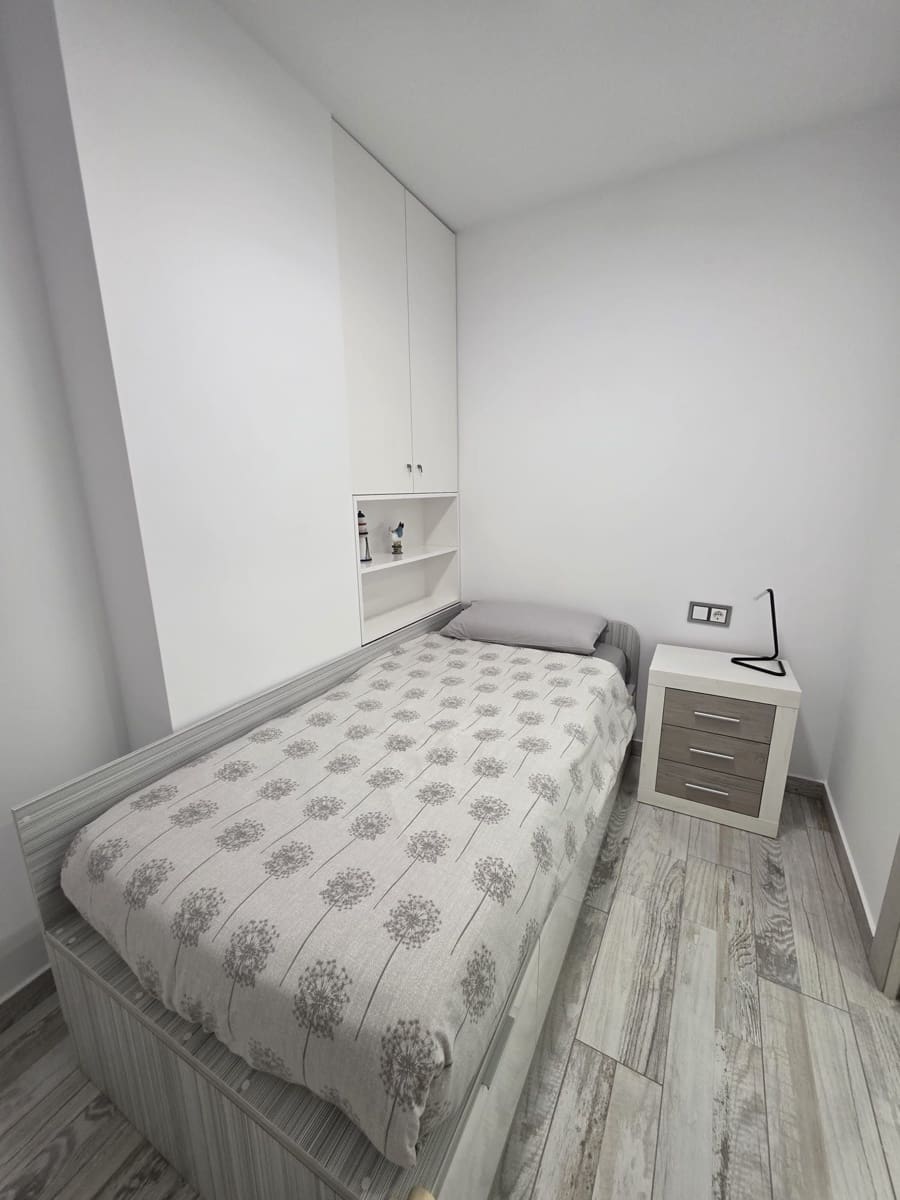 2 bedroom Flat for rent in Torrevieja - € 1,100 (Ref: 9731659)