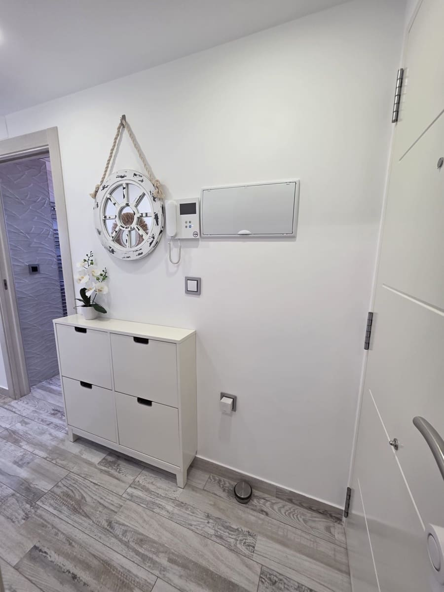 2 bedroom Flat for rent in Torrevieja - € 1,100 (Ref: 9731659)