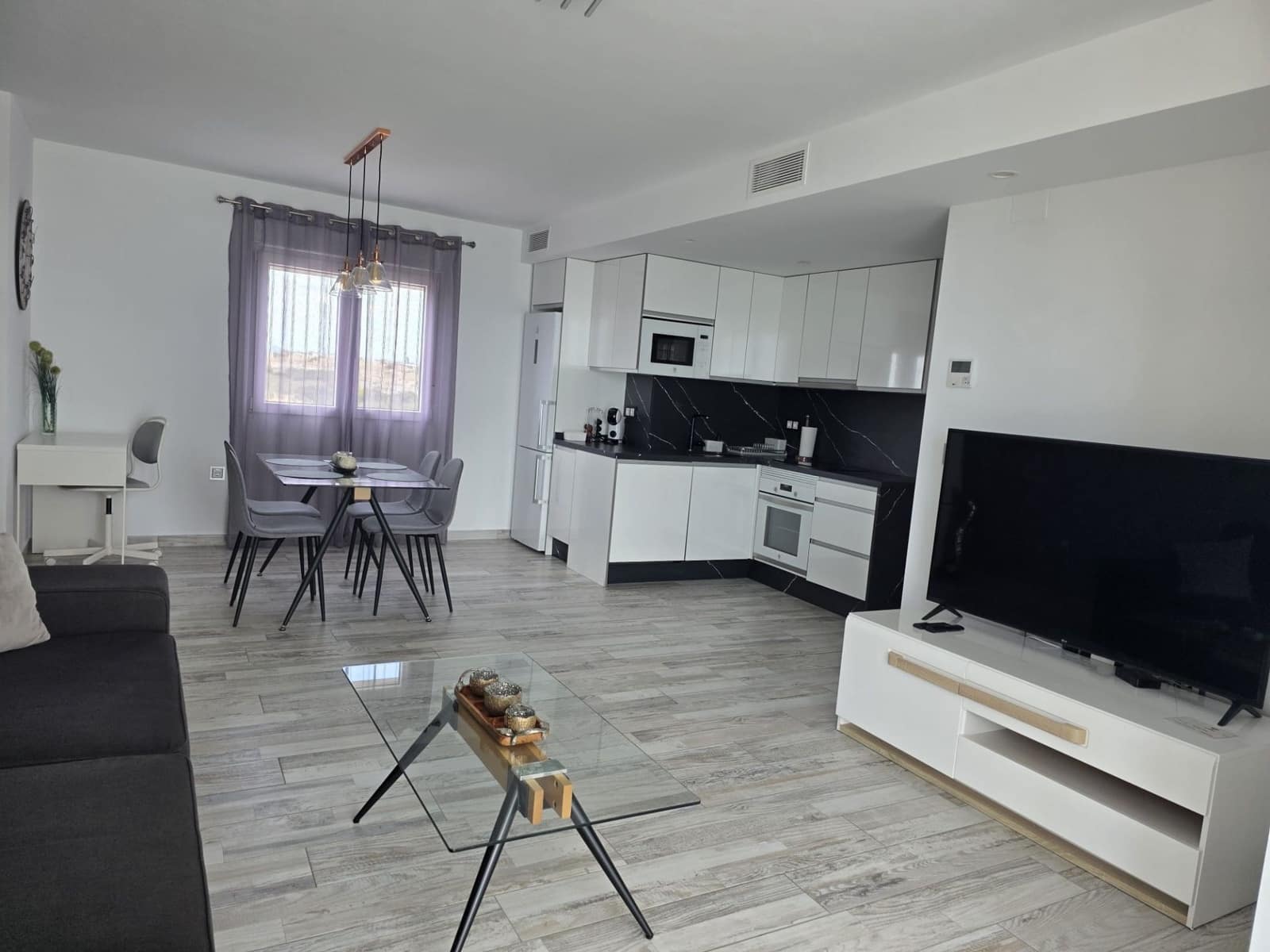 2 bedroom Flat for rent in Torrevieja - € 1,100 (Ref: 9731659)