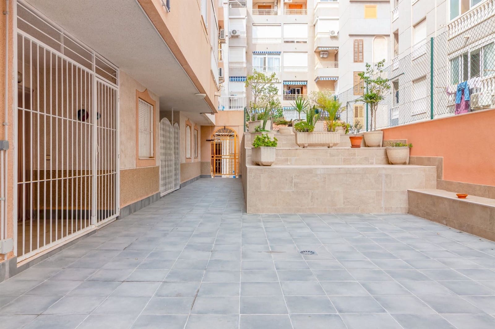 Piso de 2 habitaciones en Torrevieja en venta con piscina - 135.900 € (Ref: 9741481)