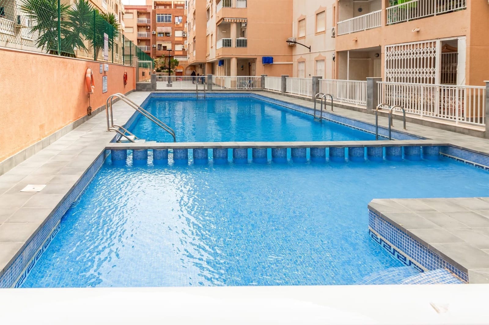 Piso de 2 habitaciones en Torrevieja en venta con piscina - 135.900 € (Ref: 9741481)