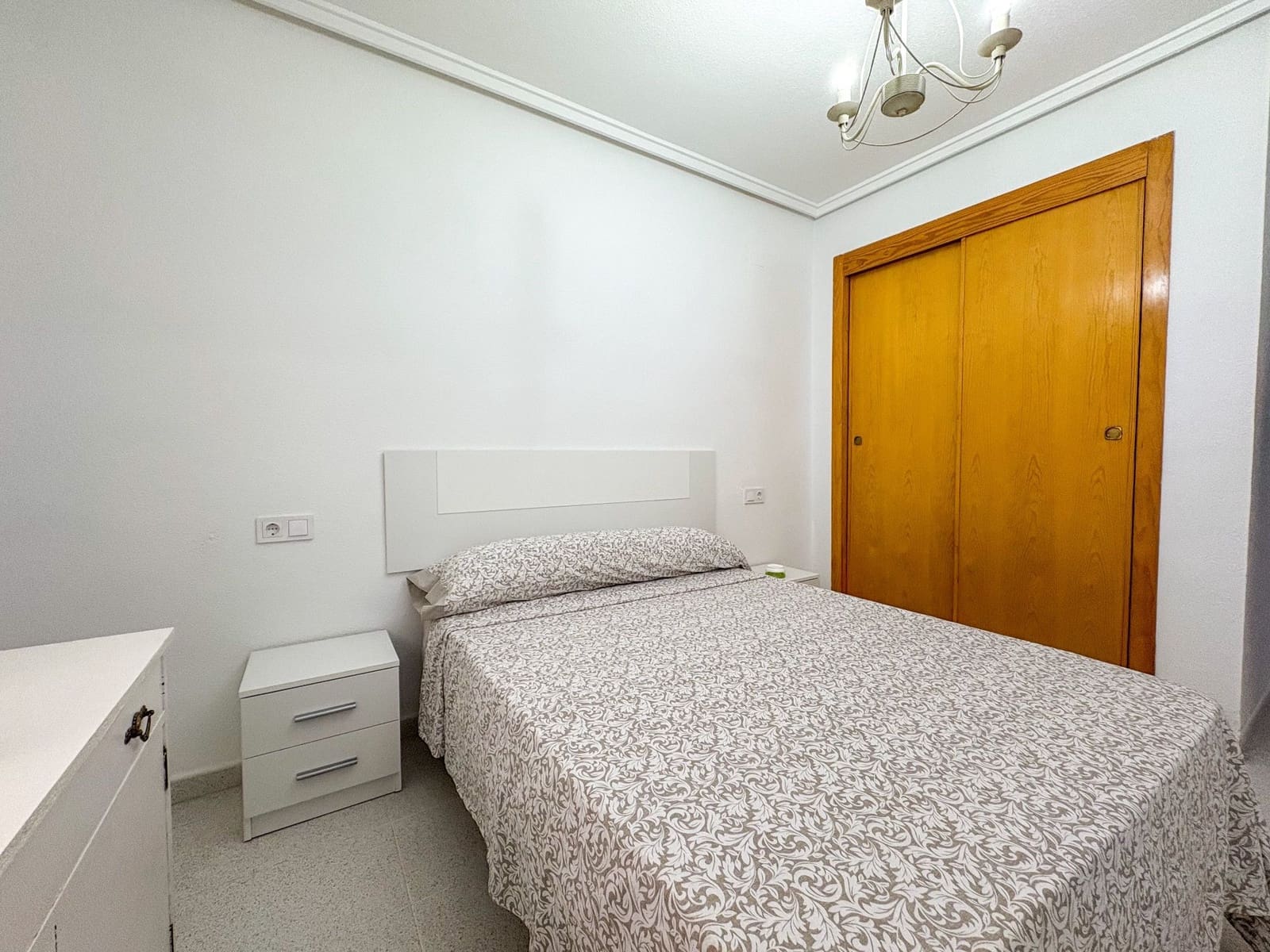 Piso de 2 habitaciones en Torrevieja en venta con piscina - 135.900 € (Ref: 9741481)