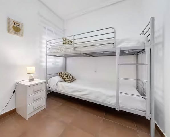 2 slaapkamer Flat te huur in Torrevieja - € 850 (Ref: 9777636)