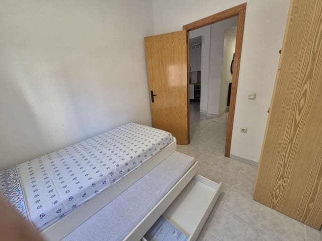 2 bedroom Flat for rent in Torrevieja - € 750 (Ref: 9782974)