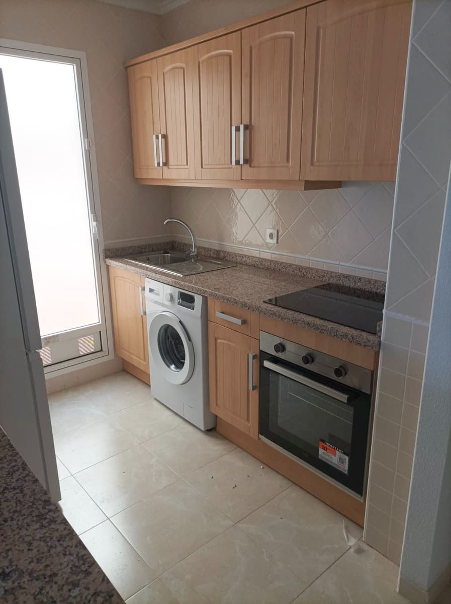 1 soveværelse Lejlighed til leje i Torrevieja med swimmingpool - € 700 (Ref: 9790220)