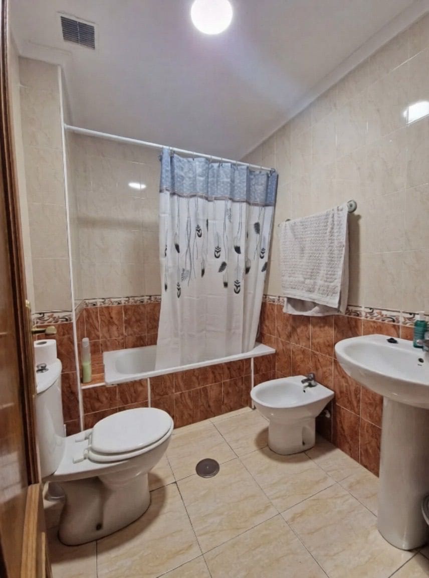 2 slaapkamer Flat te huur in Torrevieja met zwembad - € 700 (Ref: 9798629)