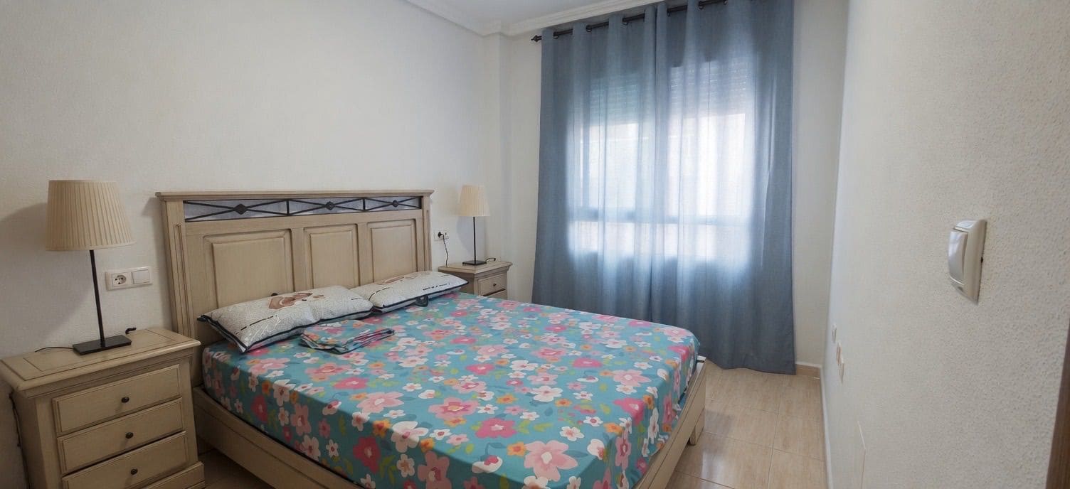 2 slaapkamer Flat te huur in Torrevieja met zwembad - € 700 (Ref: 9798629)