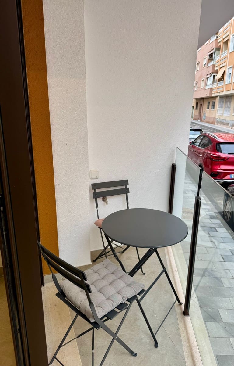 1 quarto Apartamento para arrendar em Torrevieja com piscina - 850 € (Ref: 9803900)