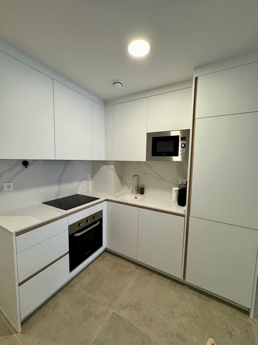 1 quarto Apartamento para arrendar em Torrevieja com piscina - 850 € (Ref: 9803900)