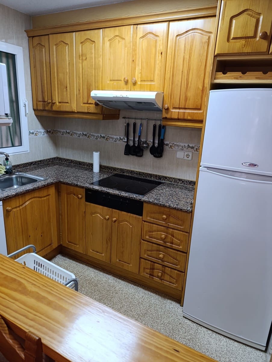 2 slaapkamer Flat te huur in Guardamar del Segura - € 700 (Ref: 9806063)