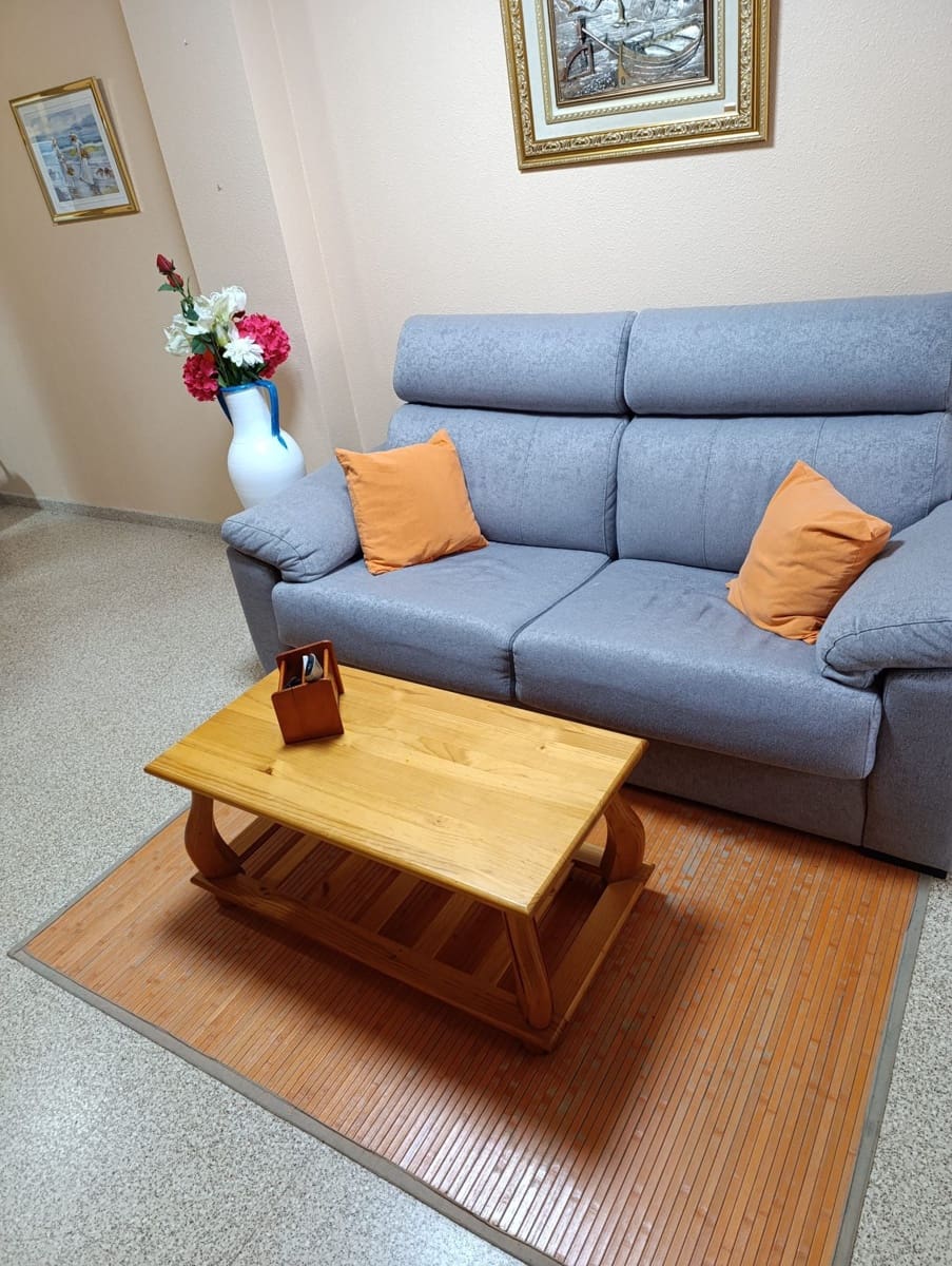 2 slaapkamer Flat te huur in Guardamar del Segura - € 700 (Ref: 9806063)