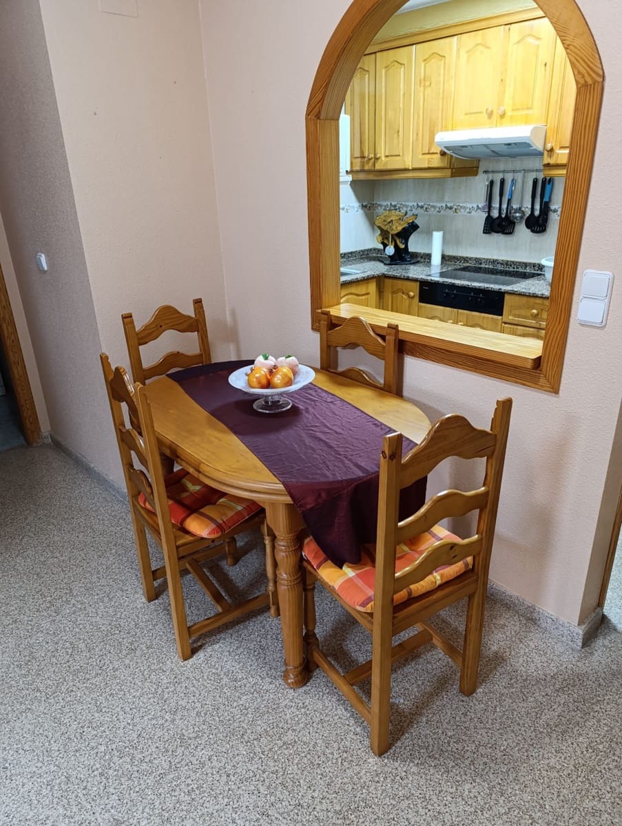 2 slaapkamer Flat te huur in Guardamar del Segura - € 700 (Ref: 9806063)