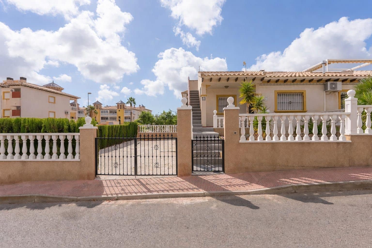 Chalet de 2 habitaciones en Orihuela en alquiler con piscina garaje - 1.300 € (Ref: 9806065)