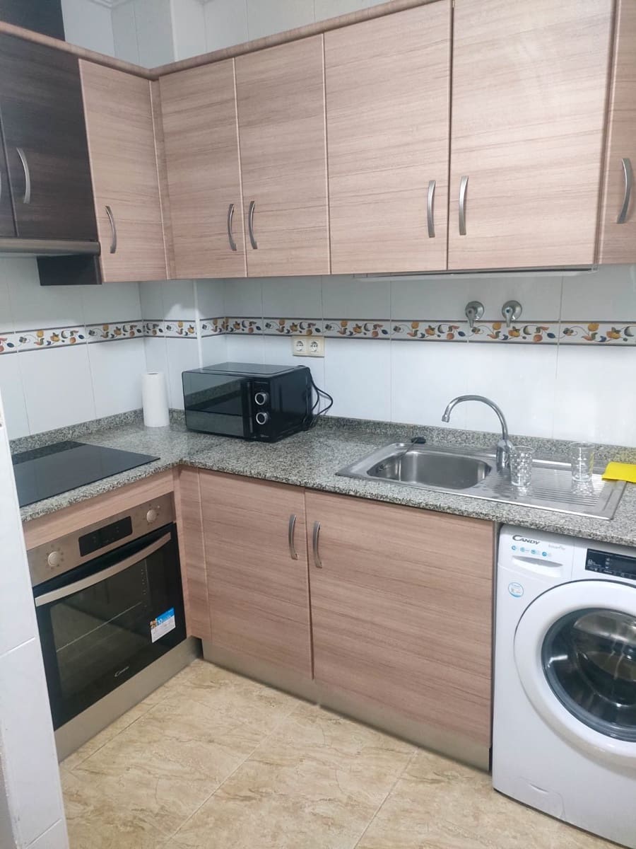 2 quarto Apartamento para arrendar em Torrevieja com piscina - 800 € (Ref: 9815472)