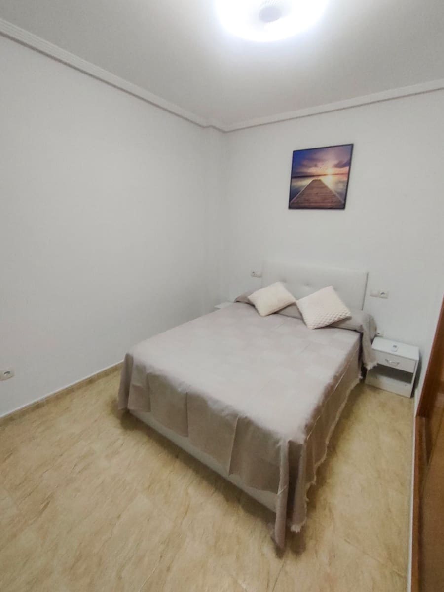 2 quarto Apartamento para arrendar em Torrevieja com piscina - 800 € (Ref: 9815472)